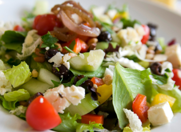 Sałatka śródziemnomorska z oliwą