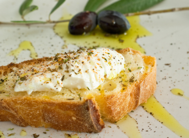 Oliwa z oliwek na kanapce