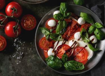 Sałatka caprese - danie z dodatkiem oliwy z oliwek